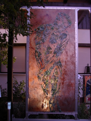 Fassaden-Objekt "Verschmelzung" bei Nacht