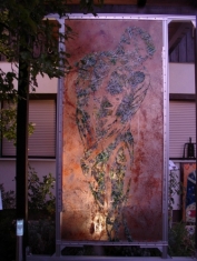 Fassaden-Objekt "Verschmelzung" bei Nacht