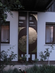 Fassaden-Objekt aus Holz und Messing